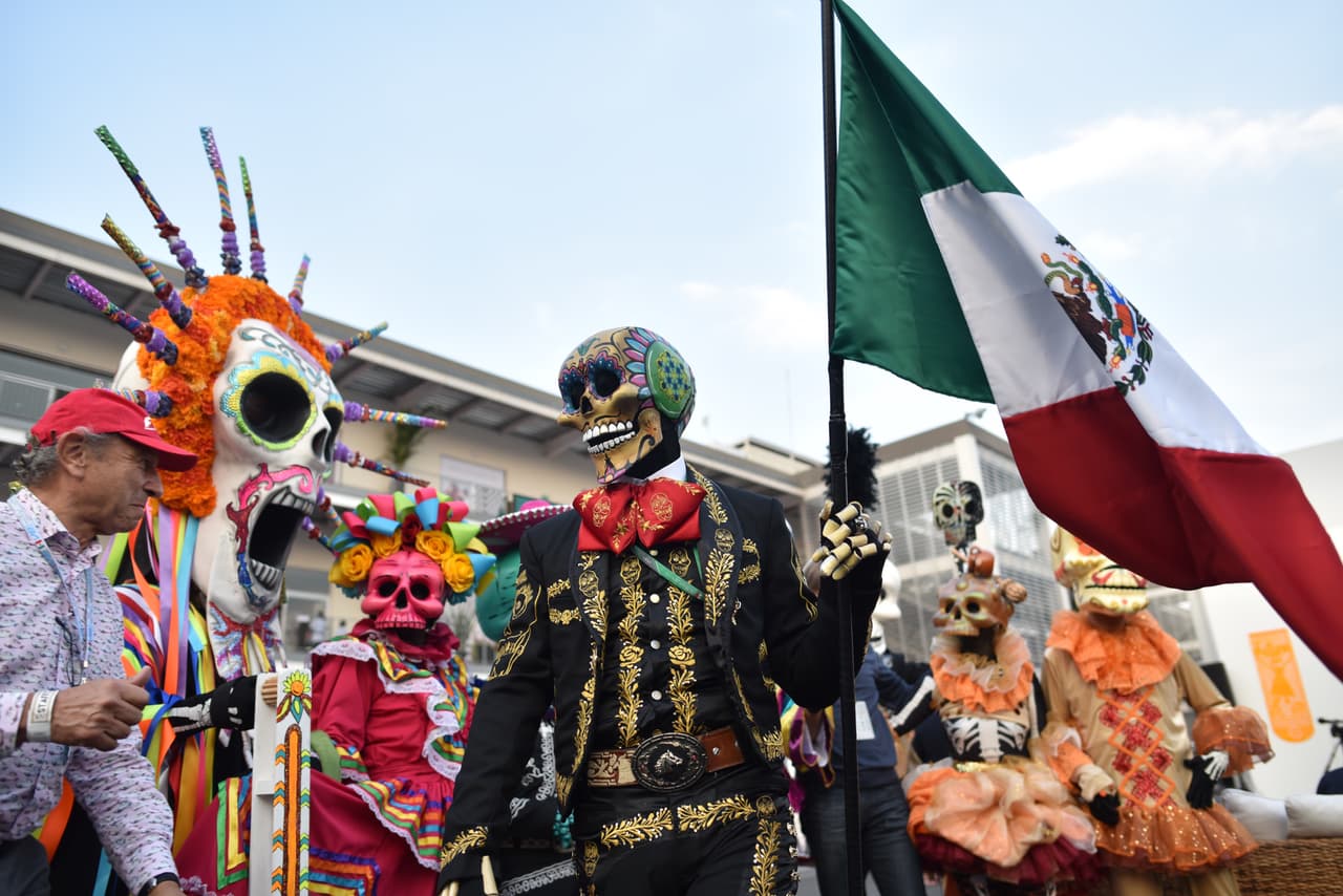 Los disfraces típicos de la tradicional celebración del Día de los Muertos se tomó la previa del Gran Premio de México en la Fórmula 1, con un colorido que le dio un condimento especial.