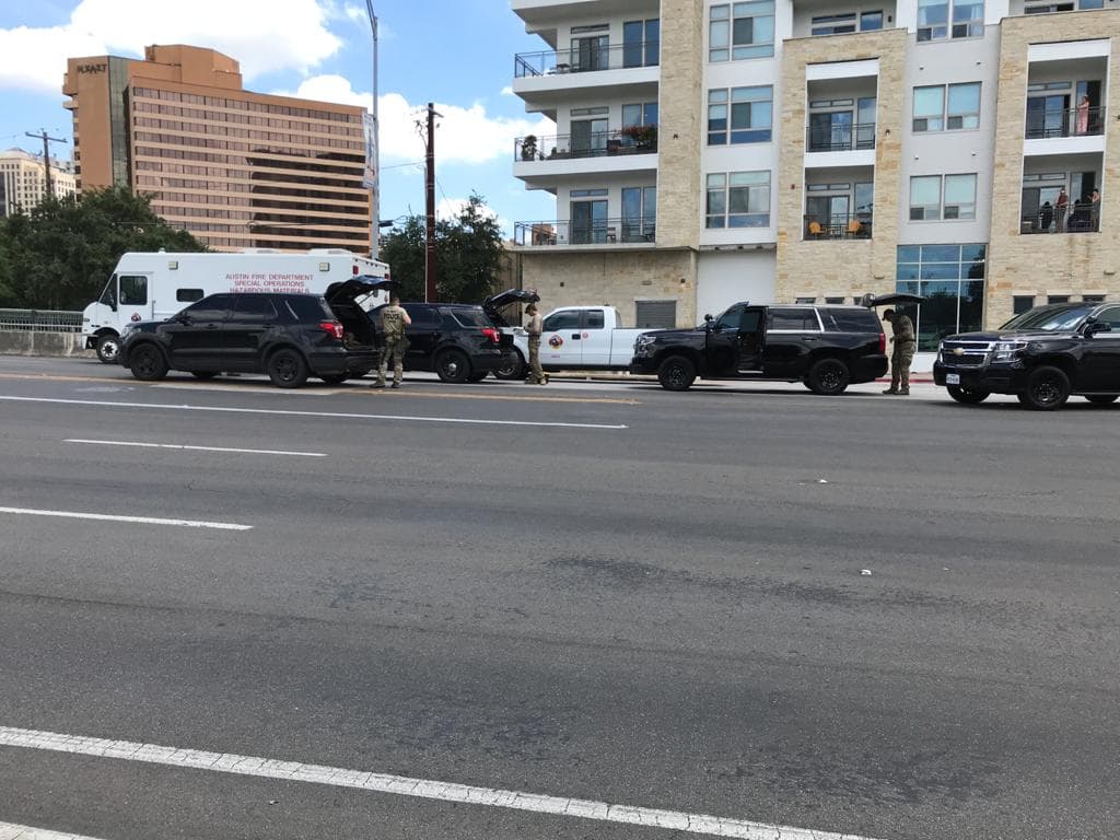 La persecución comenzó alrededor de las 10:30 a.m. de acuerdo con DPS, después de que el vehículo fue reportado como robado.