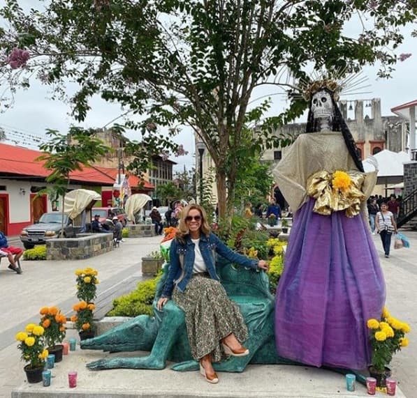 "Yo todavía estoy aquí, de pie y tengo muchas 
<b>misiones que cumplir</b>. Una de las promesas a Daniela fue ayudar a las personas que tienen el padecimiento de lupus y no solo ese, sino de una enfermedad reumática", dijo en el programa 
<b><a href="https://www.youtube.com/watch?v=nTkBY92iMR8" target="_blank">Hoy</a></b>.