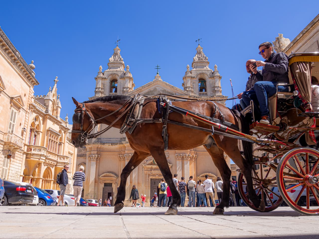 <b>Puesto 18: Malta. </b>La temperatura en este país se mantiene cercana al ideal de 70 grados fahrenheit y el bajo número promedio de casos nuevos de coronavirus a mediados de julio contribuyeron a posición en este ranking. Los estadounidenses pueden visitar Malta durante 90 días sin una visa, pero deberán buscar permisos de trabajo adecuados si desean quedarse más tiempo.