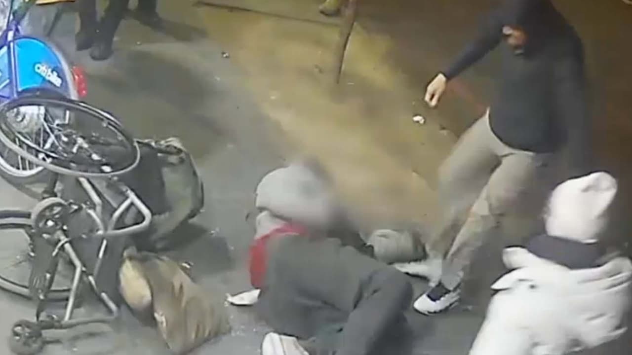 En video: Grupo agrede y asalta a un hombre en silla de ruedas en una acera en el Bronx