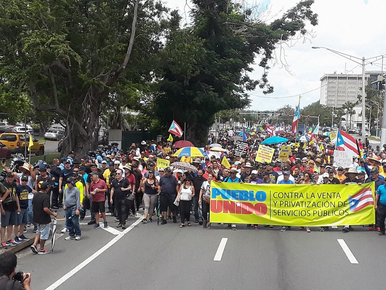 <b>"Primero de mayo, nos damos a respetar",</b> cantaban los representantes de los sindicatos mientras avanzaban por las calles de la capital en su protesta. (Foto tomada de la cuenta de Twitter del periodista Manuel E. Rivera)