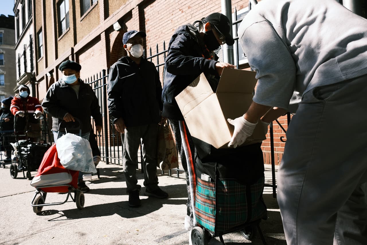 Sobreviviendo a la pandemia: los latinos necesitan más beneficios por desempleo y ayudas en caso de enfermarse, según el CAP