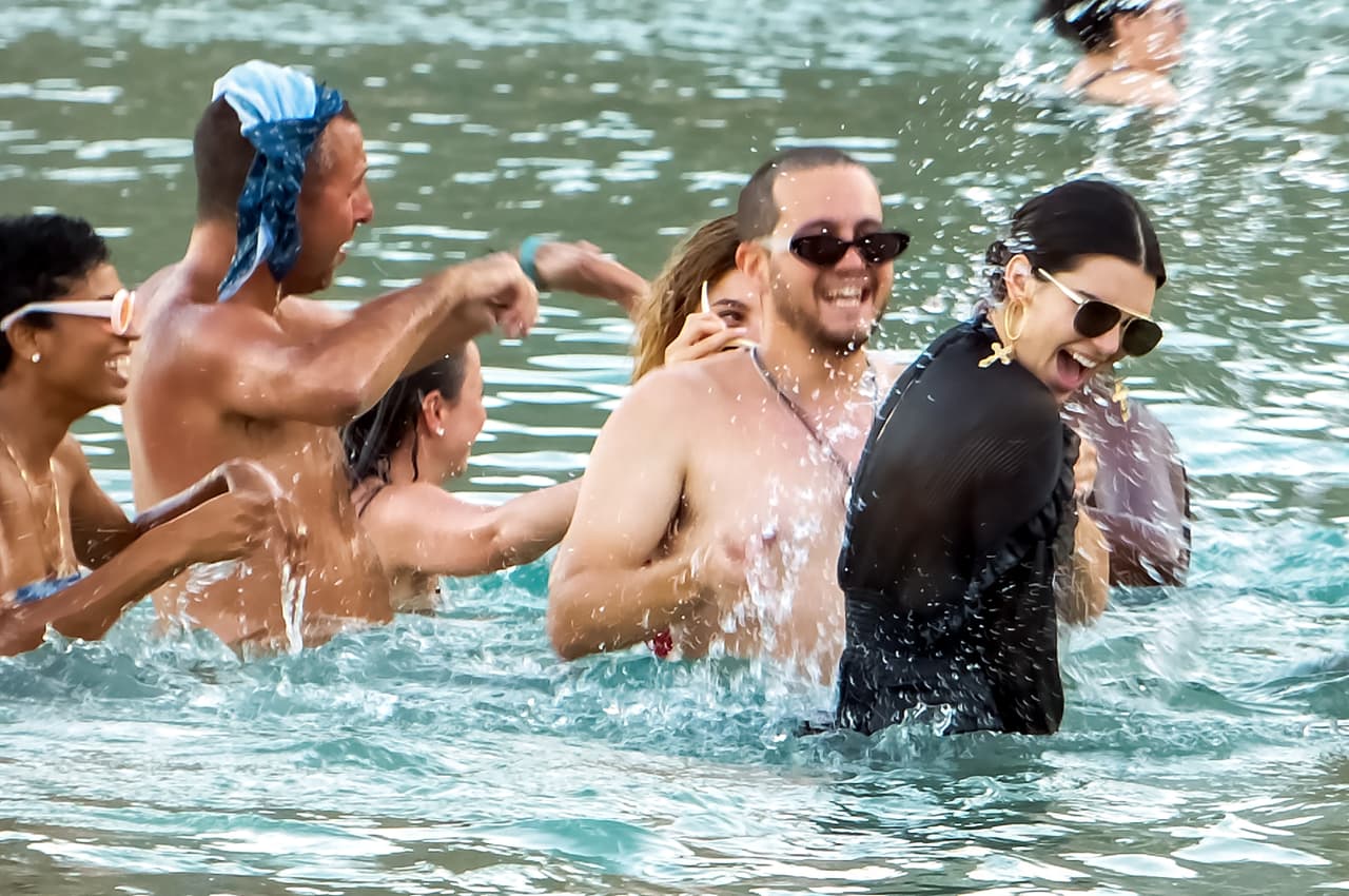 El clima en Mykonos, Grecia, está este verano por encima de los 80 grados farenheit. Sin embargo, Kendall Jenner se metió al mar con un vestido negro, largo y con los brazos cubiertos junto a su amiga su Bella Hadid.
