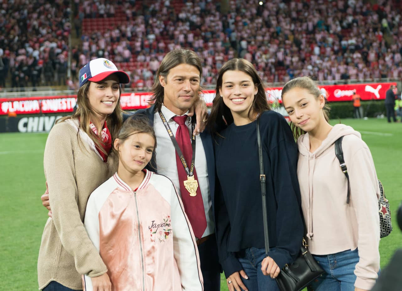 Almeyda está casado con Luciana García Pena y de ese matrimonio tiene tres hijas: Sofía, Azul y Serena.