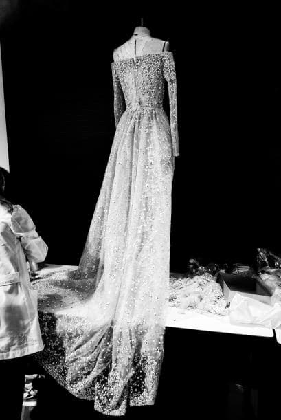 Aunque si quieres lucir elegante y sobria lo ideal es un vestido sin volumen de caída pesada con cauda larga.