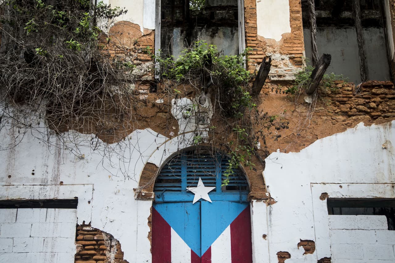 Una bandera de Puerto Rico pintada en la puerta de un edificio abandonado, en San Juan, la capital. 1 de mayo de 2016.