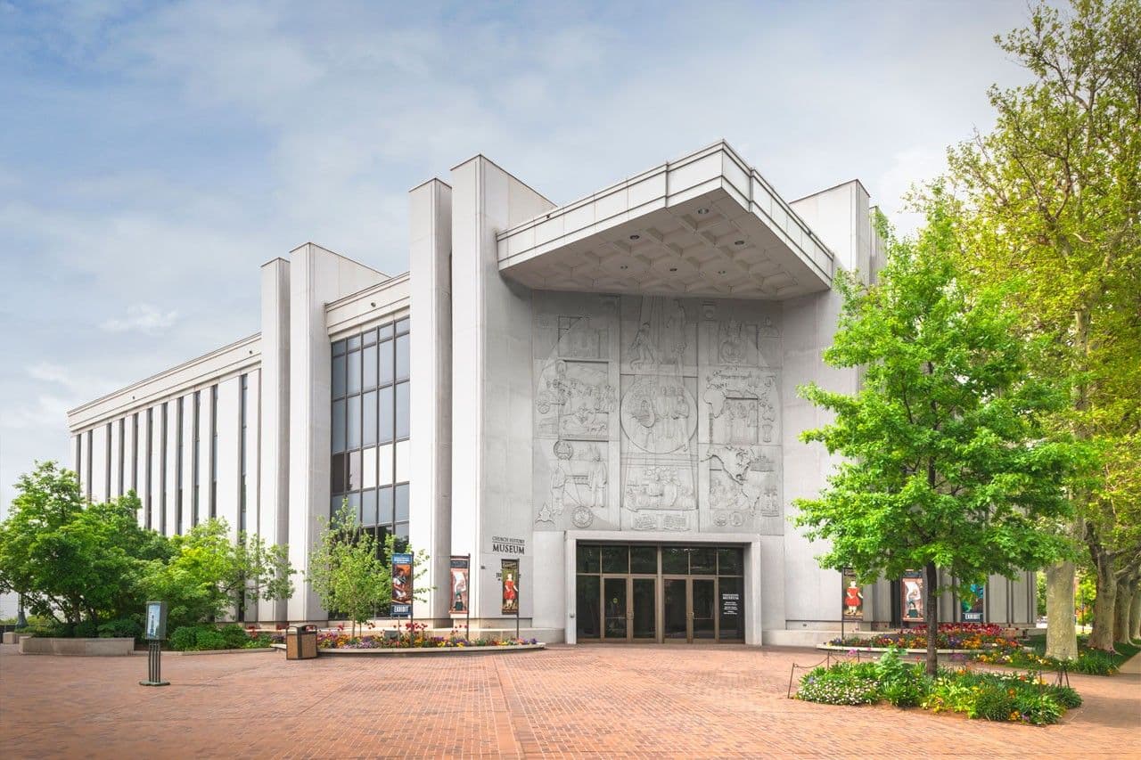 <b><a href="https://history.churchofjesuschrist.org/landing/museum?lang=eng" target="_blank">Museo de Historia de la Iglesia</a>:</b>
<br>El legado espiritual, artístico y cultural de la Iglesia de Jesucristo se encuentra con experiencias inmersivas e interactivas. La invitación va más allá de sus fieles y ofrece parte de la historia de la religión en Utah. La entrada
<b>es gratis </b>y puedes ir los
<b>lunes, viernes y sábados de 10 a.m. a 6 p.m.</b>, los
<b>martes, miércoles y jueves de 10 a.m a 8 p.m.</b>, y los
<b>domingos está cerrado</b>. Dirección: 45 North West Temple Street, Salt Lake City.