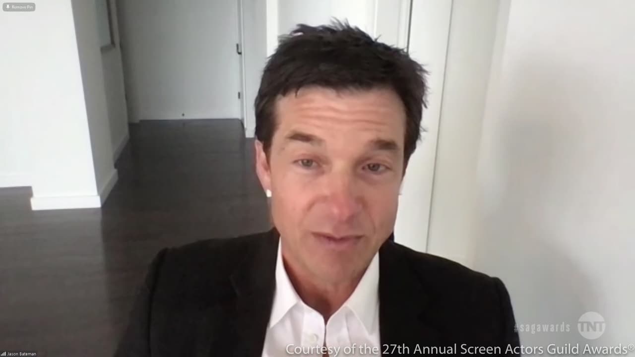 El Mejor Actor en una Serie de Drama fue 
<b>Jason Bateman</b>, por 'Ozark'. Al igual que Colman, dedicó su premio a los trabajadores de la salud y al "trabajo milagroso de los científicos" durante este año de pandemia.