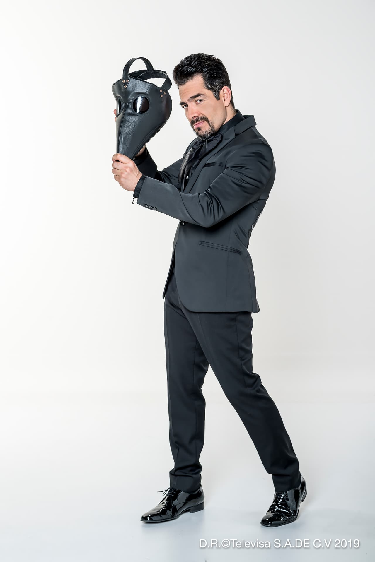 El carismático conductor Omar Chaparro le pondrá el toque cómico a esta emocionante batalla de canto, donde los famosos demostrarán su talento.