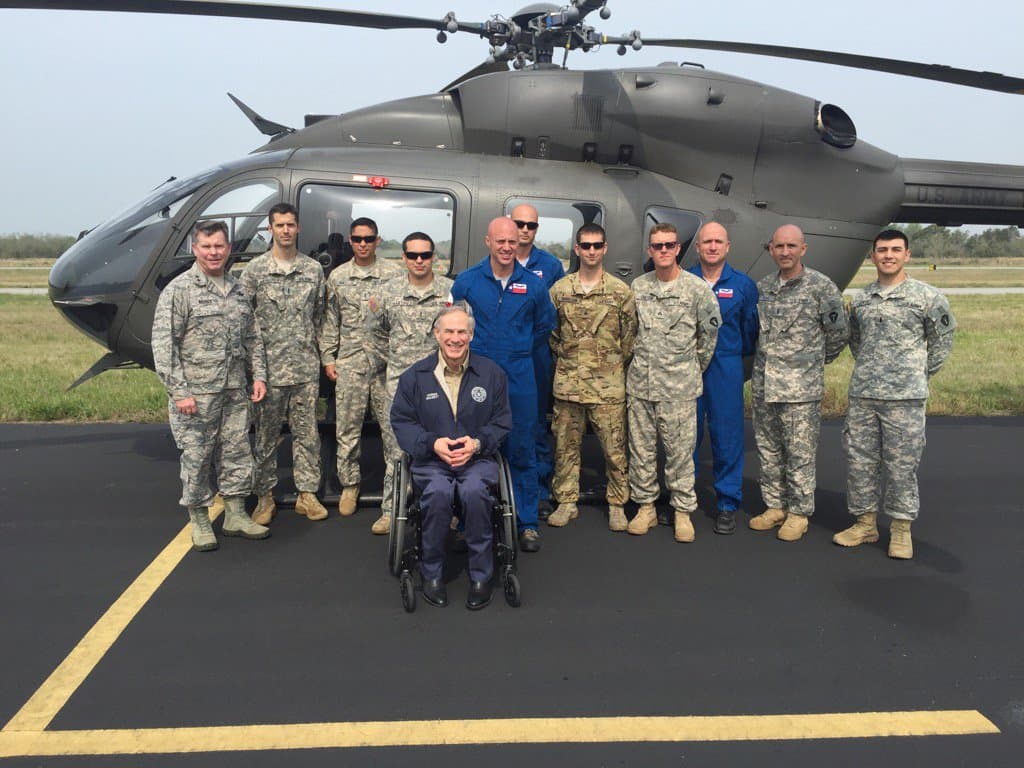 El gobernador de Texas sobrevoló las zonas afectadas por las inundaciones acompañado de personal de rescate del condado Orange