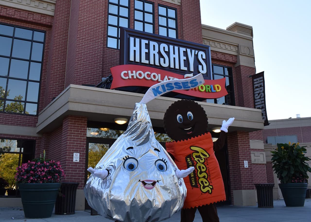 <b>Hershey’s Chocolate World</b>: Para ver más de cerca la elaboración de dulces, está Hershey's Chocolate World. Esta atracción es menos emocionante y más educativa e interactiva, con un taller para crear su propia barra de chocolate, películas en 4D y espectáculos en vivo. También puede tomar el recorrido gratuito de chocolate de 30 minutos para obtener una descripción general de cómo se hace el chocolate, además de probar una muestra al final. Reserve un boleto 
<a href="https://www.chocolateworld.com/en_us/home.html" target="_blank">en línea </a>antes de ir.📍
<a href="https://goo.gl/maps/5tXDBgoXWBh5Xx4W6" target="_blank">101 Chocolate World Way, Hershey</a>