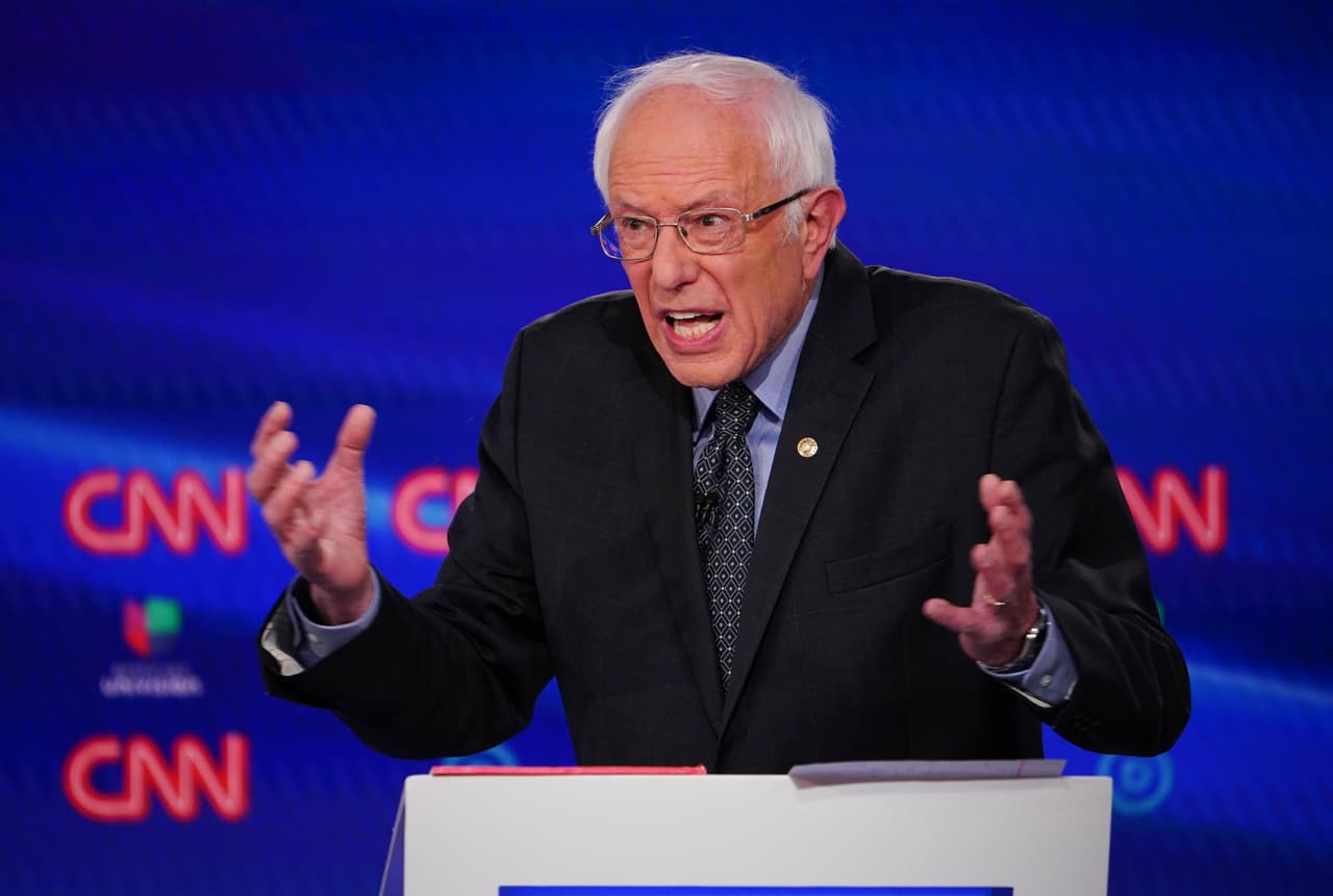 Bernie Sanders propuso acabar con las redadas de ICE para detener y deportar a inmigrantes no autorizados.