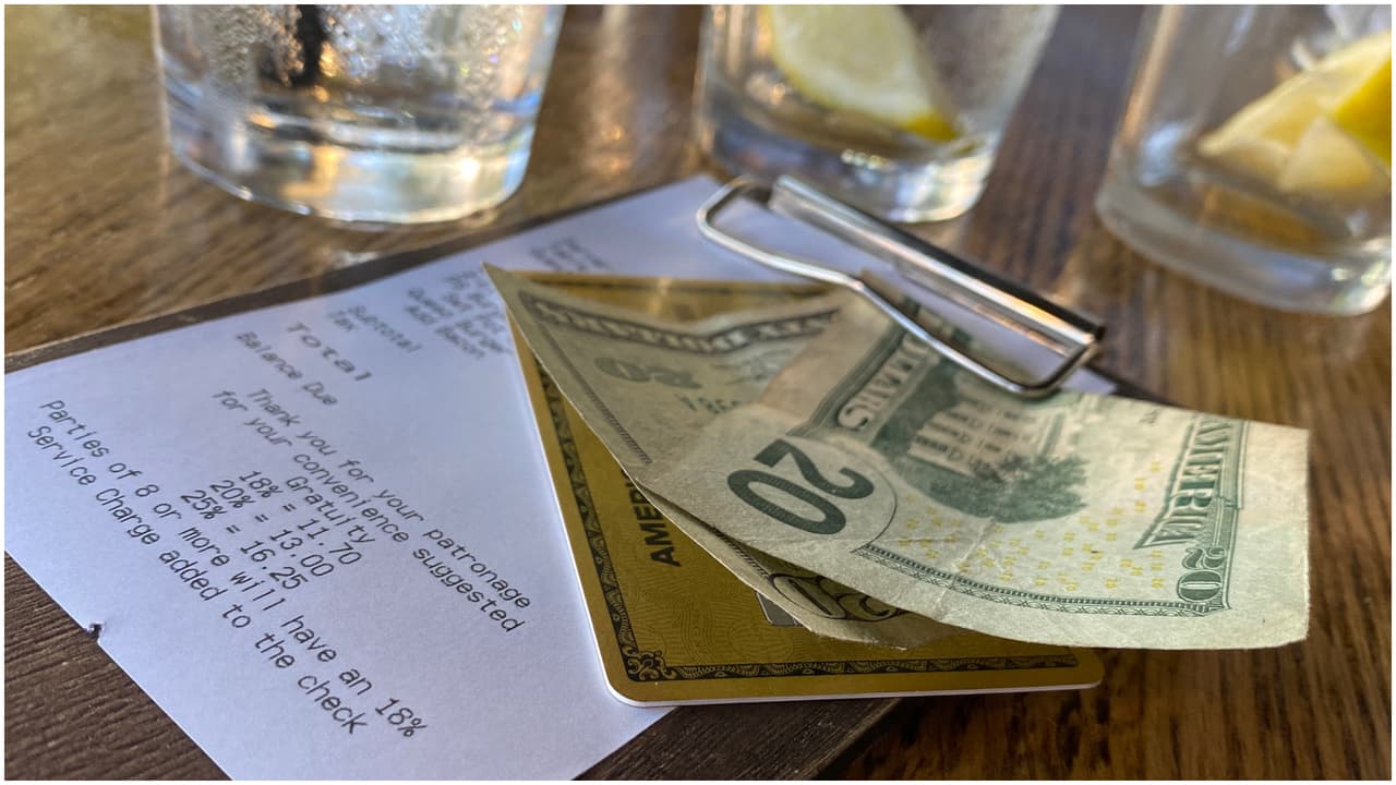 Congreso de Florida debate eliminar ciertas propinas en restaurantes