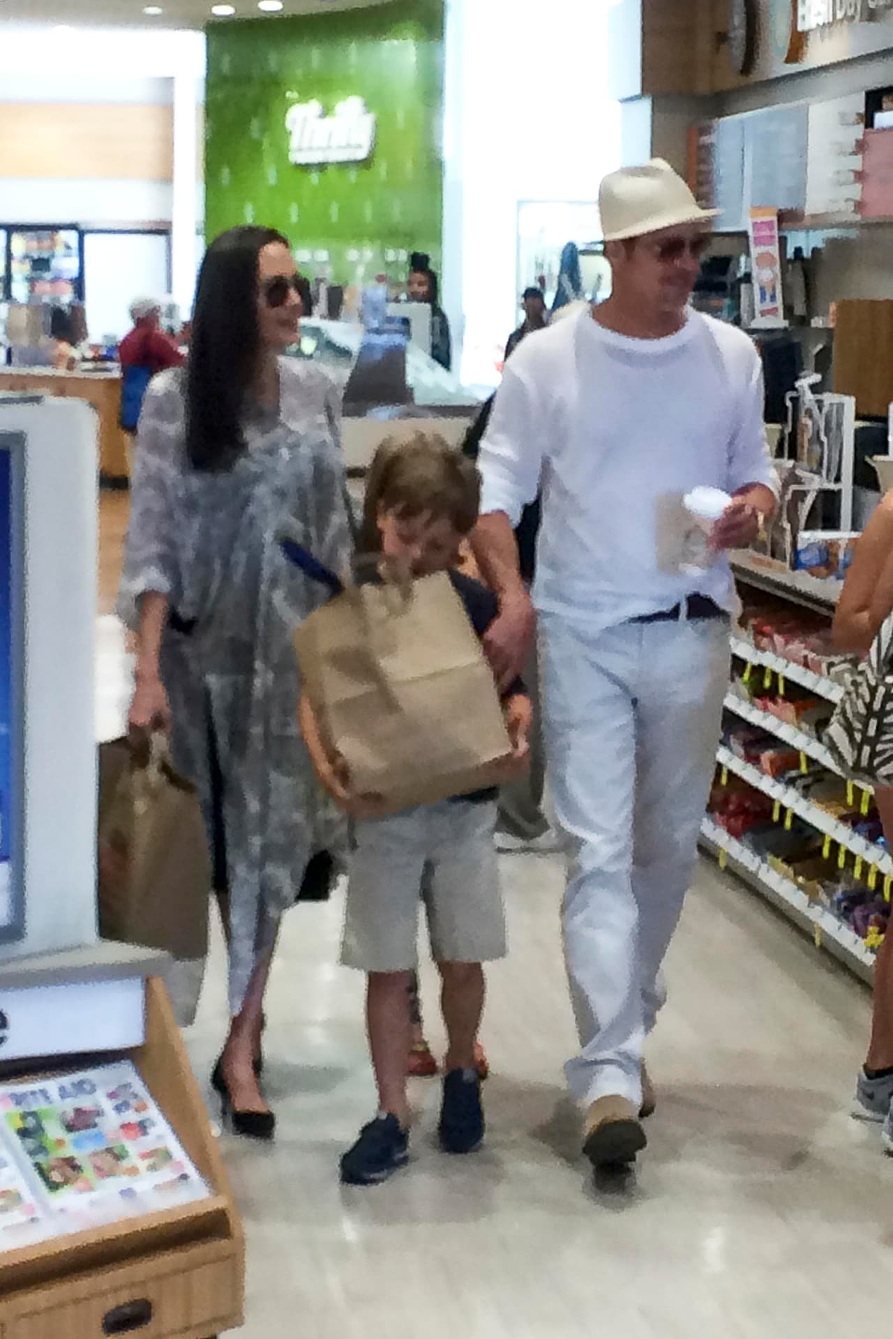Los chicos revisaban sus compras en sus bolsas. ¡A disfrutar los dulces!