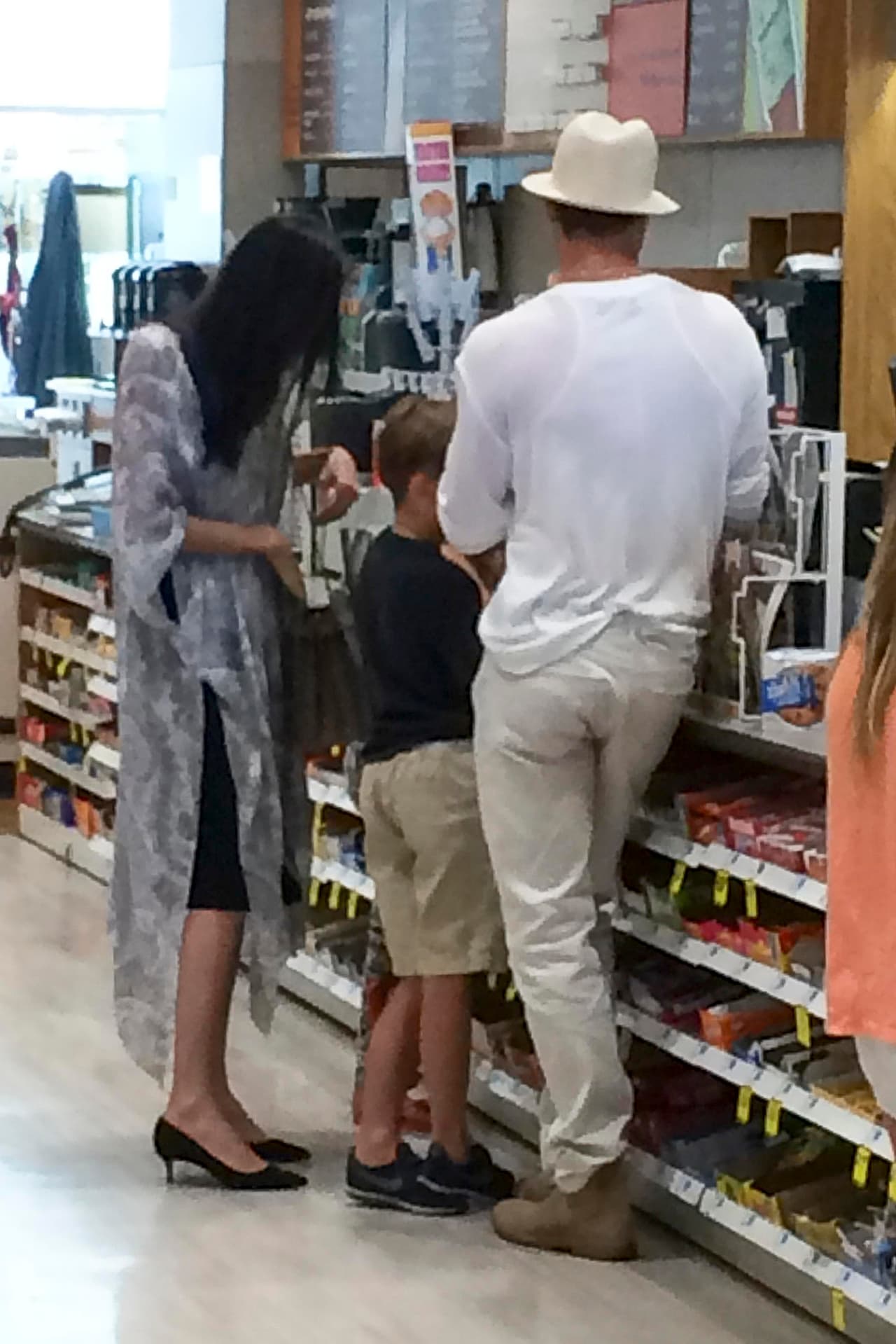 Después les compraron en la farmacia algunos dulces.