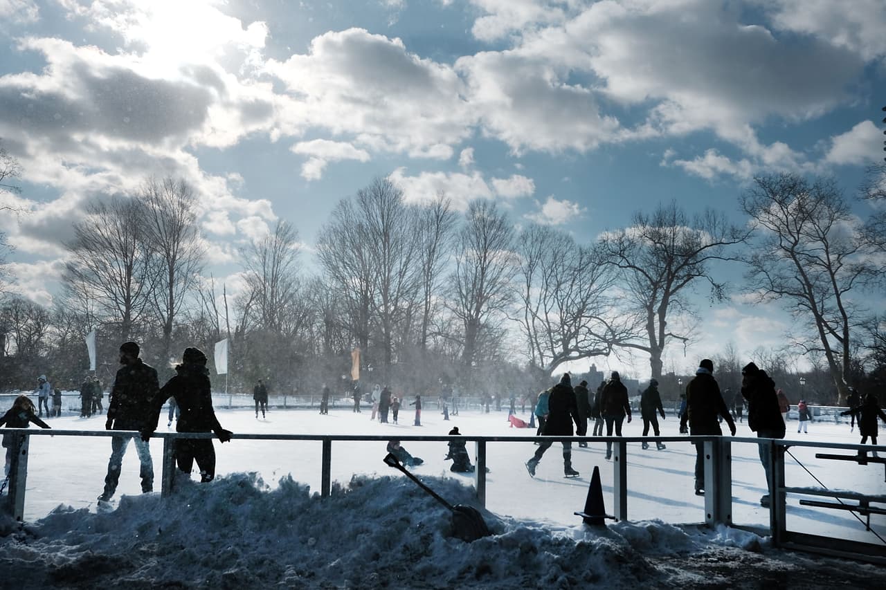 Un grupo de personas patinan sobre el hielo en un parque de Brooklyn, en la ciudad de Nueva York.