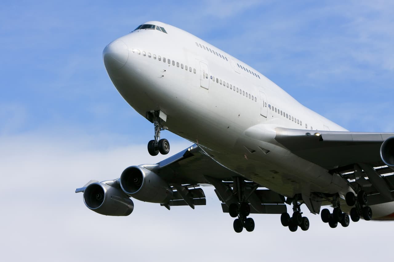 Un Boeing 747 aproximándose a la pista de aterrizaje.
<br>
<br>A principios de 2023 y después de cinco décadas ininterrumpidas terminará la producción de este icónico modelo de aeronave, conocida como la ‘reina de los cielos’. Ahora es utilizada principalmente como aeronave de carga.
<br>