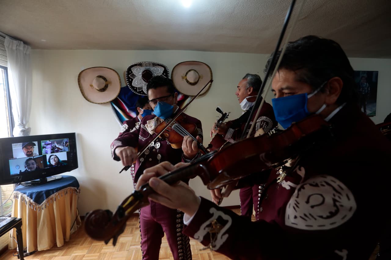 <b>‘Videoserenatas’.</b> Los miembros del ‘Mariachi Azteca’, una agrupación de música tradicional mexicana en Quito, Ecuador, tocan una serenata para la que fueron contratados el 5 de mayo. La presentación fue vista por sus clientes a través de Zoom, una de las aplicaciones para llamadas grupales más descargadas en las últimas semanas. 
<a href="https://www.univision.com/noticias/salud/mapa-actualizado-del-coronavirus-cifras-de-casos-confirmados-y-fallecidos"><u>Vea aquí nuestro mapa actualizado del coronavirus: cifras de casos confirmados y fallecidos</u></a>
<br>