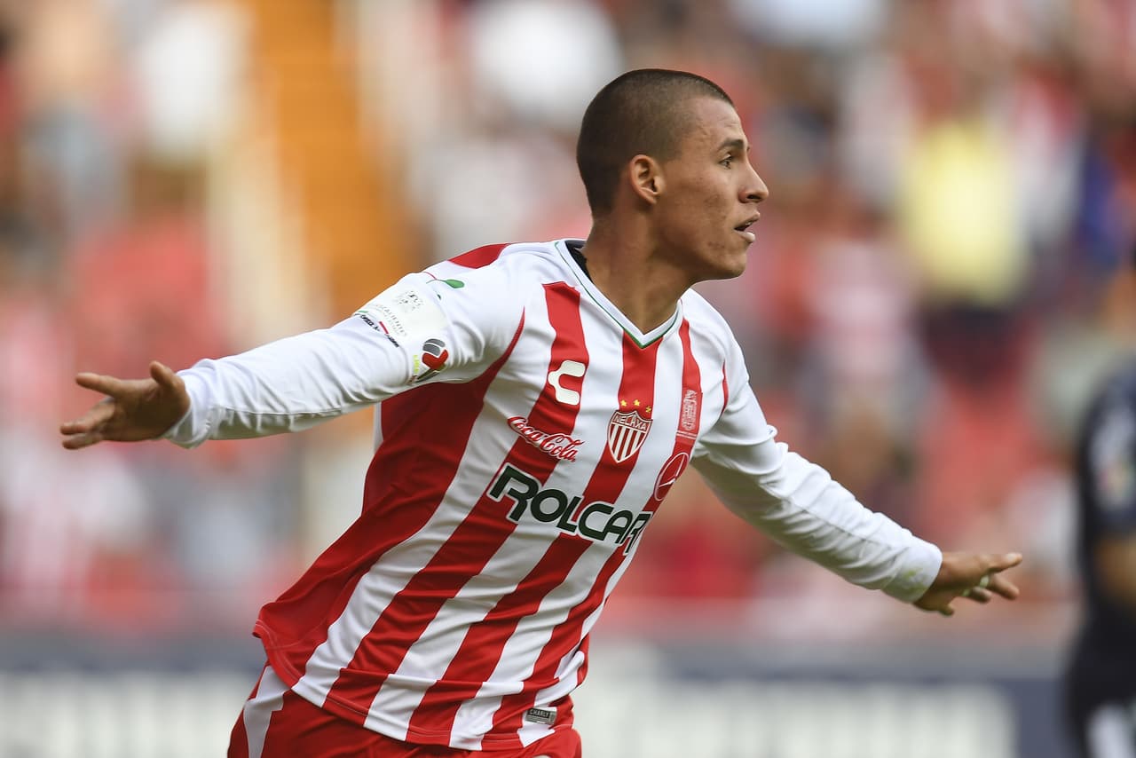 Cristian Calderón, juega como lateral izquierdo en primera división con Necaxa, tiene 22 años.