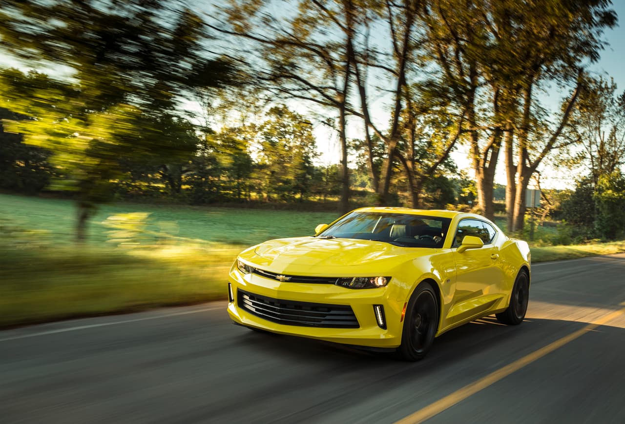 <b>Chevrolet Camaro 2018</b>
<br>
<b>Precio a partir de: 25,905 dólares</b>
<br>Otro muscle car dentro de esta lista. Sus opciones de motorización comienzan con un motor cuatro cilindros de 2.0 litros y 275 caballos de fuerza a 5,600 rpm, mientras que el torque se ubica en las 295 libras-pie de torque.