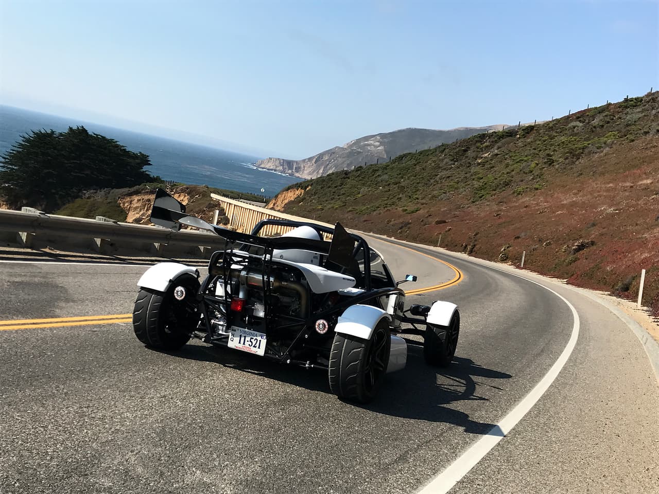 Carga con un motor de 4 cilindros turbocargado V-tec de 2.4 litros capaz desarrollar poco más de 360 hp y una transmisión manual de 6 velocidades.
<br>