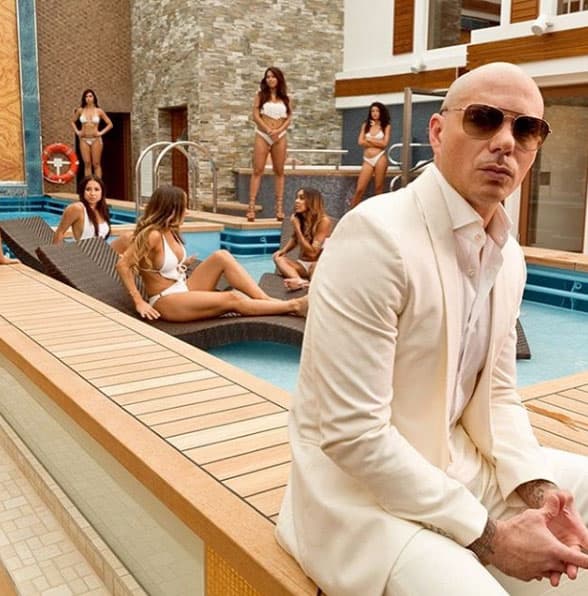 ¿O no te gustaría estar en esa piscina con tanta mujer linda?