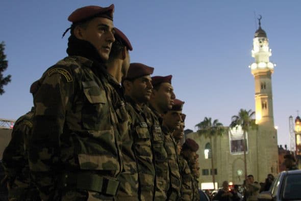 Guardias palestinos custodian las calles previo a la visita del Papa.