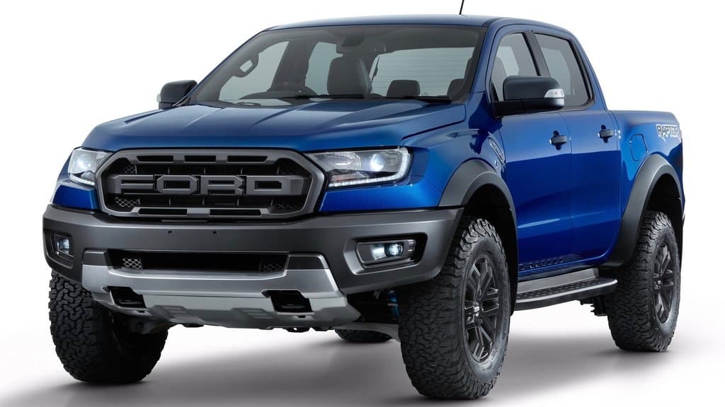 Pocos imaginaban que la Ford Ranger alcanzara estos niveles de rudeza en su versión Raptor. La eliminación de la parrilla y el uso de una rejilla con el nombre de Ford en letras grandes, la hacen ver como
<b> una mini F-150 Raptor</b>. La presencia de una plancha metálica de protección en la zona central inferior realza su imagen todoterreno. Los pasos de rueda se ensancharon y se incorporaron protecciones plásticas. En los de la zona delantera estos insertos de plástico continúan con el paragolpes delantero.