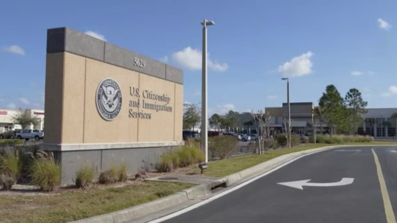 El aspirante a ser ciudadano tiene que aprenderse 100 preguntas y al momento de la entrevista le preguntarán 10 de las cuales debe contestar 6 correctamente para aprobar.