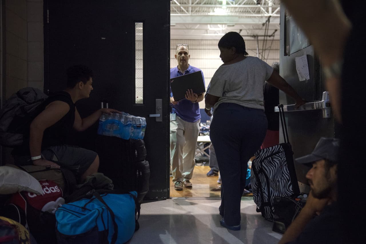 En Raleigh, capital de Carolina del Norte, centenares de personas ya ocupan los refugios destinados por las autoridades. Aunque el ojo del huracán tocará tierra el viernes en la noche o el sábado en la madrugada, las lluvias y marejadas ciclónicas afectarán la zona desde el viernes.