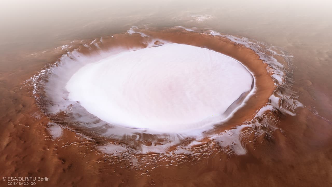 La misión Mars Express de la Agencia Espacial Europea tomó en 2018 esta imagen del cráter Korolev, cerca del polo norte. Tiene más de 50 millas de ancho. Los exploradores robóticos (rovers) y los satélites (orbitadores) han encontrado mucha evidencia de que hace miles de millones de años Marte era mucho más húmedo y cálido, y su atmósfera era más espesa.