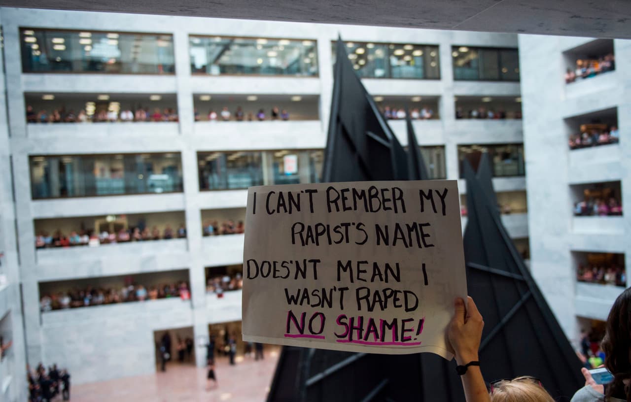 “No puedo recordar el nombre de mi violador, eso no significa que yo no fui violada. No tienen vergüenza”, en un cartel visto dentro del edificio de oficinas del Senado.
