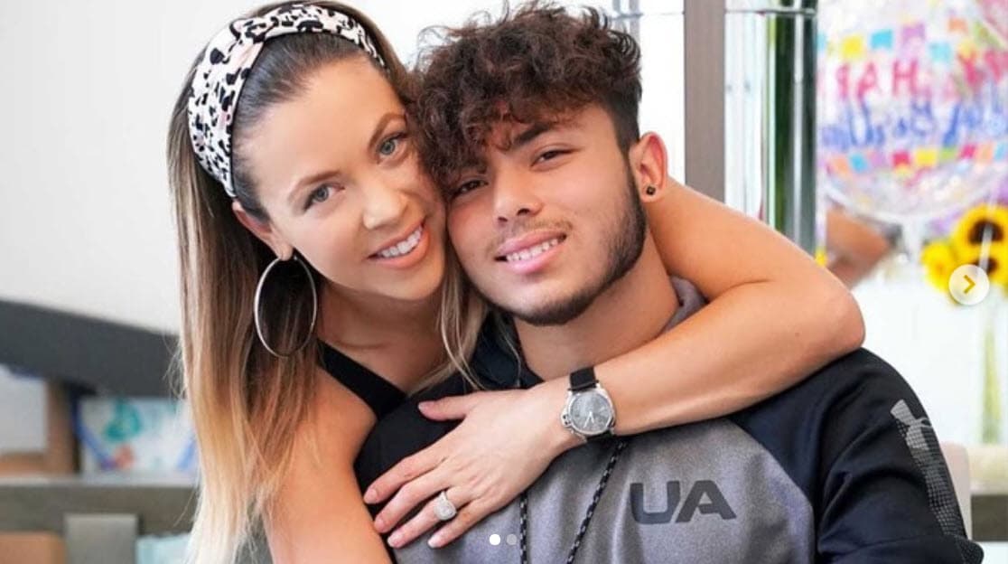 "Siendo modesta (soy, una mujer exitosa, que económicamente estoy bien, que soy inteligente. 
<b>No necesariamente ir a la universidad te hace más inteligente</b> o menos que otros. Los libros sí te dan una educación que quizás ni la universidad te da", externó.
<br>