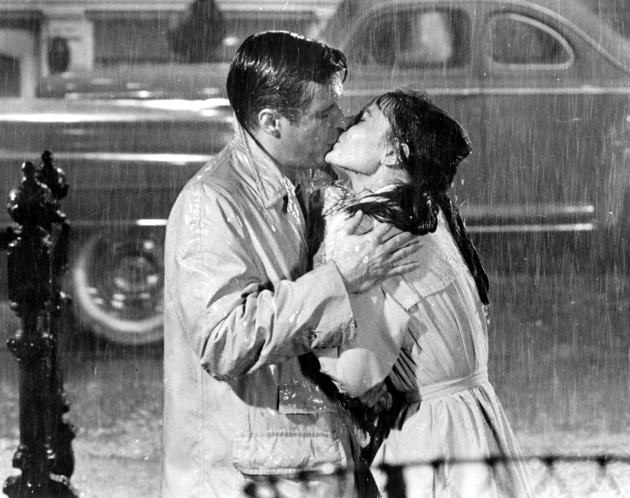 <b>George Peppard y Audrey Hepburn: 'Breakfast at Tiffany's' (1961) </b>
<br>
<br>Holly Golightly (Hepburn) es una ingenua joven neoyorquina que sueña con tener una vida llena de lujos; Paul Varjak (Peppard), por su parte, es un hombre obsesionado con ser escritor. Tras una serie de aventuras, Paul va en busca de Holly, quien en ese momento debe tomar una decisión que termina en un beso bajo la lluvia. De acuerdo con el libro 
<b><a href="https://www.dailymail.co.uk/tvshowbiz/article-1326830/Breakfast-At-Tiffany-s-Clashing-egos-nearly-killed-best-loved-films.html" target="_blank">'Fifth avenue, 5AM: Audrey Hepburn in Breakfast at Tiffany’s'</a></b> de Sam Wasson, Peppard estaba ansioso por robarle el protagonismo a Hepburn a quien le decía "la monja feliz"; a la actriz, por su parte, él le parecía "pomposo".