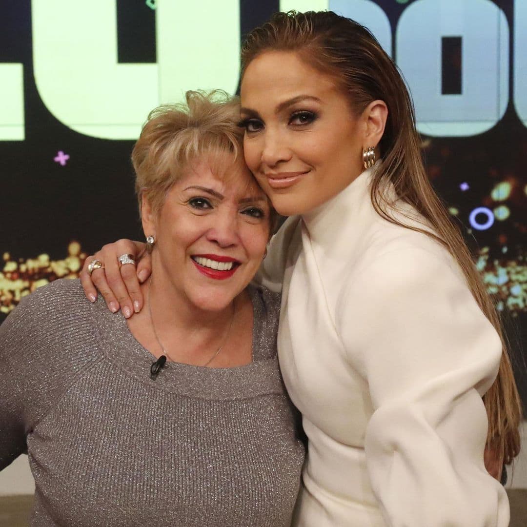 Una de las mujeres más importantes en la vida de
<b><a href="https://www.univision.com/entretenimiento/jlo-recuerda-con-nostalgia-el-cafe-con-leche-de-su-mama-y-la-tierna-edad-en-que-lo-empezo-a-tomar-video">Jennifer López es su madre</a></b>, Guadalupe
<b>'Lupe'</b> Rodríguez.