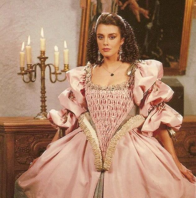 En la cena de compromiso los inquisidores llegan a detenerla y la llevan a la hoguera junto a su amado 'Eduardo' quien trata de defenderla. Pero antes de morir ambos se juran amor eterno.