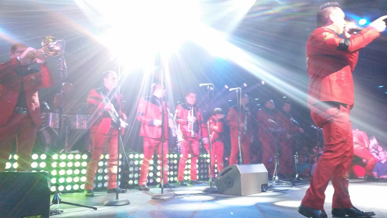 Desde Guamuchil, Sinaloa presentado todos sus éxitos como “Bonito y Bello”, y “Se va muriendo mi alma”, la Séptima Banda prendió a todo el público en Celebrity Theater en el Concierto Privado de la 105.9 y Univisión Arizona.