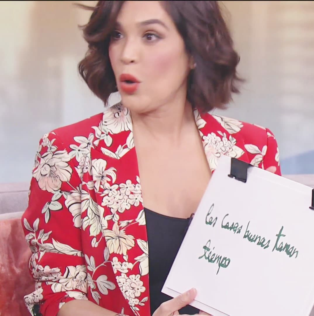 Karla se sorprendió al saber que podía usar la izquierda para escribir en letra manuescrita, ya que comentó en el segmento que se le complicaba ese tipo de escritura hasta con su mano dominante.