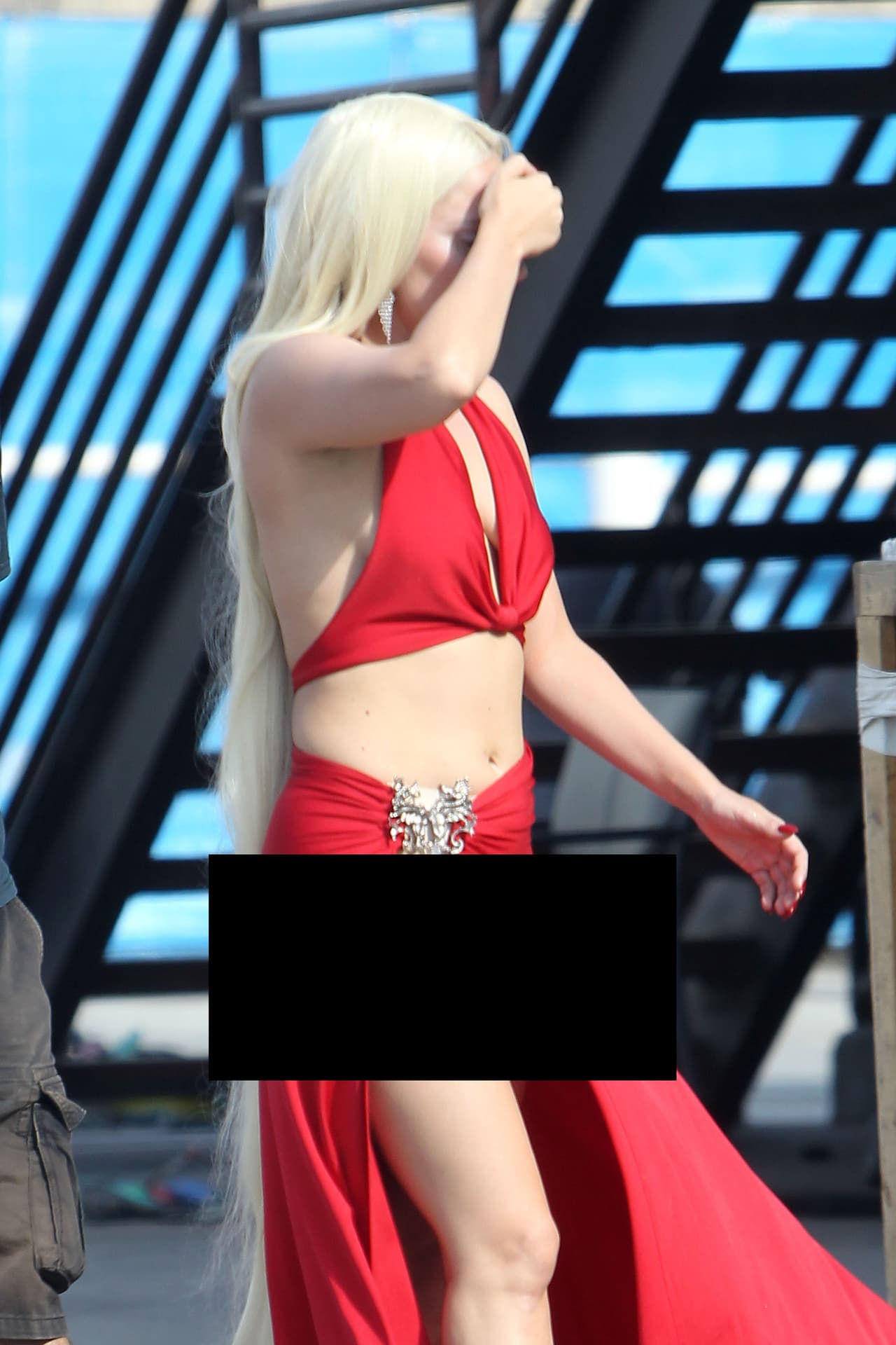 ¡Vaya que enseñó de más! Los mirones ni los paparazzi perdieron la oportunidad de seguir a la cantante.