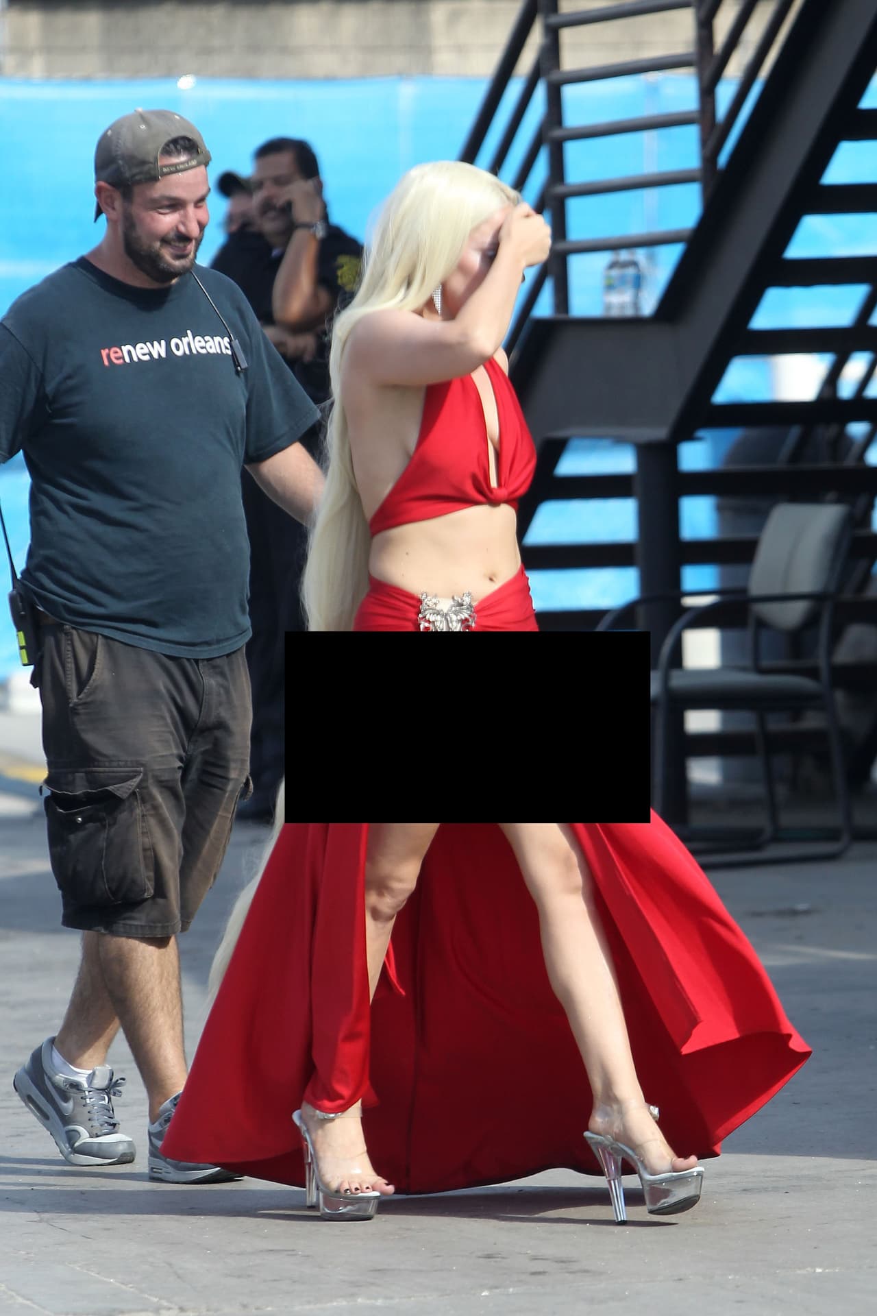 Muy quitada de la pena caminó por un set de televisión con ese atuendo en rojo que sin duda levantó pasiones.