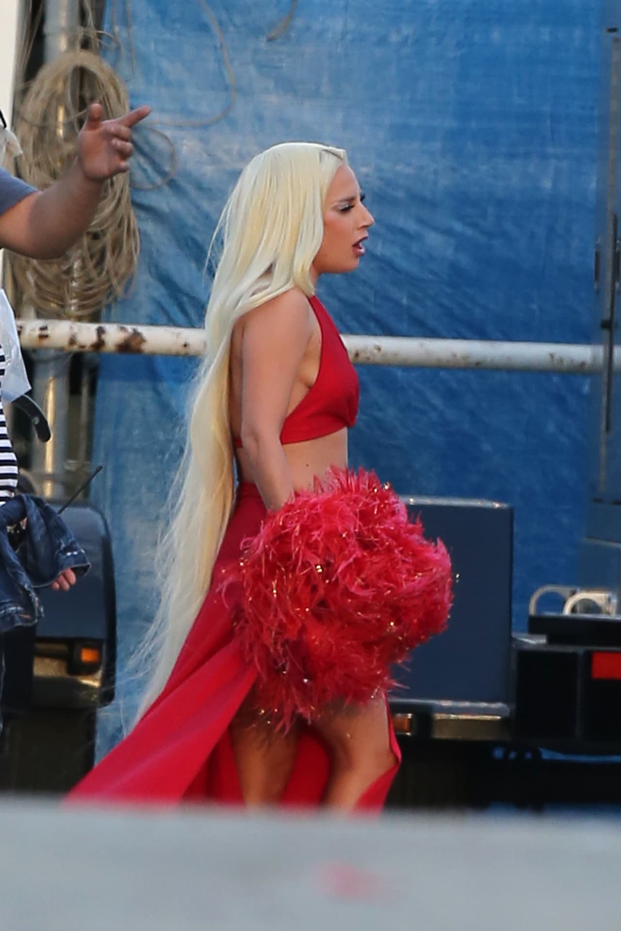 Parece ser que luego se dio cuenta y quiso disimular, pero ya le habían visto ¡todo!