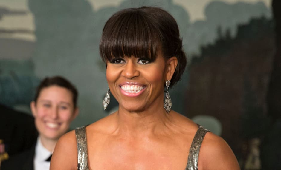 Con su pelo siempre en la mira, en 2012 circuló en redes sociales una
<b> <a href="http://www.curlynikki.com/2012/03/michelle-obamas-natural-hair.html">imagen</a> de Michelle Obama creada con retoque digital luciendo un afro,</b> lo que
<a href="http://www.theroot.com/articles/culture/2012/03/michelle_obama_naturalhair_image_reflects_on_beauty_standard/">volvió a poner en la mesa</a> el que deseo de verla con este tipo de textura. Sin embargo, en febrero de ese año lo que presumió la primera dama fue
<b>un nuevo fleco</b>, que robó titulares. El estilo de su flequillo siempre fue largo, un gran acierto para la forma de su cara.