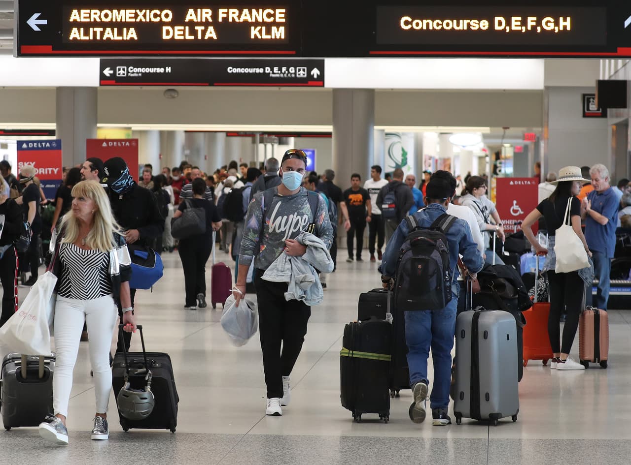 “El ambiente de cargas con destino a otros países en Miami es la puerta de salida para el Caribe y Suramérica, en la que las empresas criminales intentas utilizar las rutas de transporte para traficar con drogas, armas y dinero”, dijo el CBP en un comunicado. 
<br>