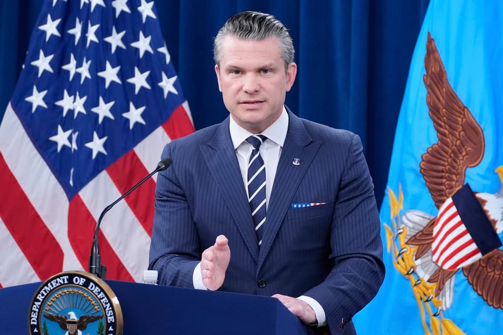 El secretario de Defensa de EEUU, Pete Hegseth, durante la conferencia de prensa de este domingo.