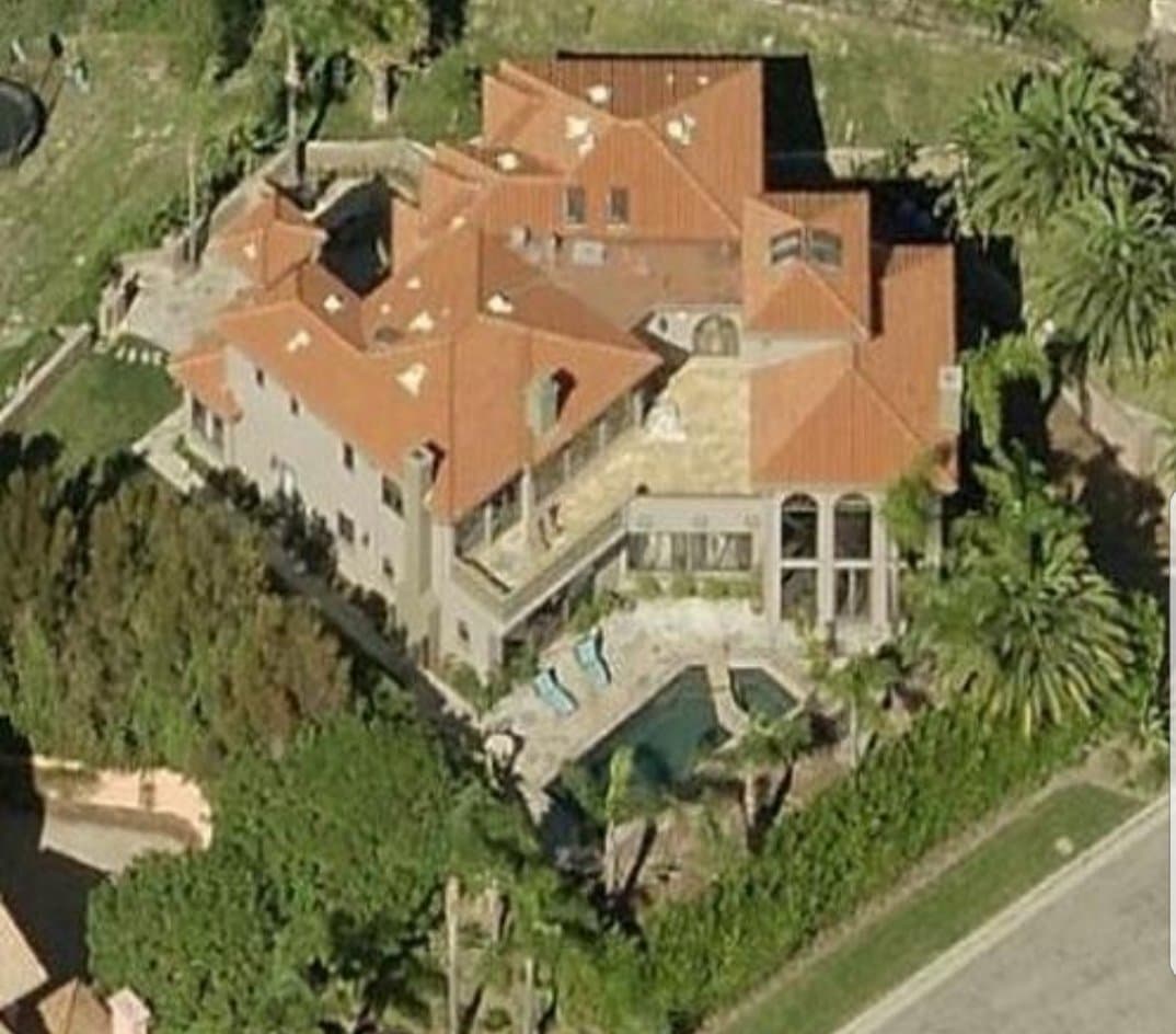 "Lamentablemente mi casa no pudo ser salvada. Los valientes bomberos pudieron salvar mis autos y objetos personales recuperados de mi casa. Agradecí al jefe de bomberos y a su equipo por todo su arduo trabajo. Se tomó el tiempo para explicar lo que sucedió y estoy agradecida porque trataron de salvar mi hogar".