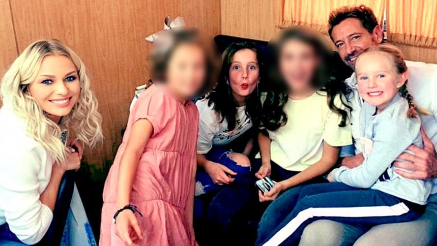 En 2019,
<b> Elissa Marie y Alexa Miranda</b>, las hijas de Geraldine Bazán y Gabriel Soto, 
<a href="https://www.univision.com/famosos/hijas-de-geraldine-bazan-y-gabriel-soto-debutan-en-la-misma-telenovela-donde-aparece-irina-baeva-fotos">debutaron en las telenovelas</a> con una pequeña participación en Soltero con Hijas, historia que protagonizó el actor junto a Vanessa Guzmán e Irina Baeva.
<br>