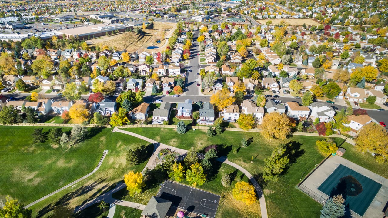 <b>Puesto 4. Aurora, Colorado.</b>
<br>
<br>Precio promedio de una residencia unifamiliar: 355,000 dólares.
<br>Renta mensual: 2,095 dólares.
<br>Cuota inicial del 20% para hipoteca: 71,000 dólares.
<br>Pago mensual de la hipoteca (luego del 20% de inicial): 1,484 dólares. 
<br>Diferencia entre alquiler e hipoteca mensual: 611 dólares.
<br>Ahorro al comprar en lugar de alquilar: 7,332 dólares al año.