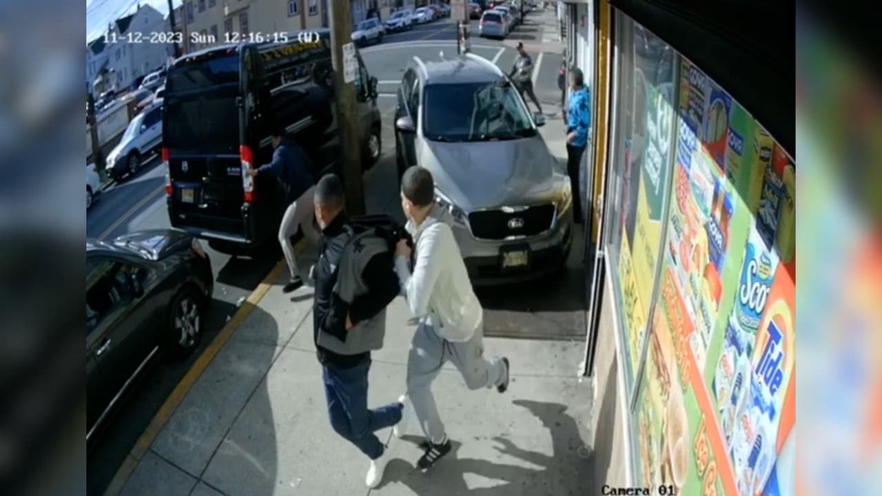 Camioneta es chocada por auto y se sube a banqueta llena de peatones en Paterson