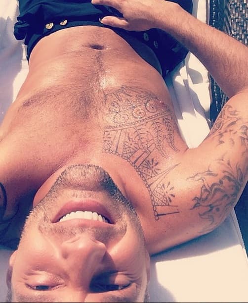 El 'Astro Boricua' presume músculo tomando el sol, por eso siempre está muy sonriente.